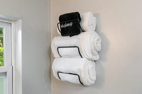 Modern & Tasteful Pool Home House in Gainesville