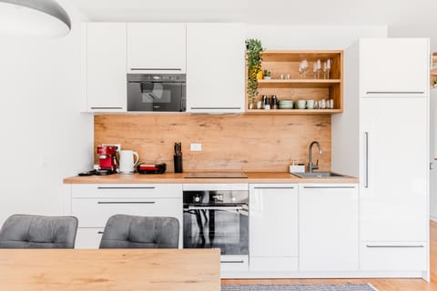 Coffee/tea facilities, Dining area, oven, stove, toaster, kitchen