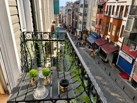 Day, View (from property/room), Balcony/Terrace, City view, Street view