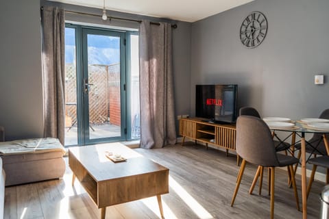 Communal lounge/ TV room, TV and multimedia, Living room, Seating area, Dining area, Evening entertainment