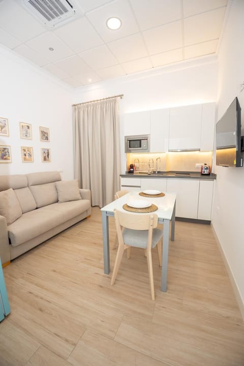 TV and multimedia, Kitchen or kitchenette, Living room, Seating area, Dining area