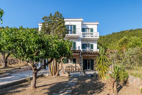 Property building, Natural landscape, Garden, Garden, Balcony/Terrace, Garden view, Mountain view