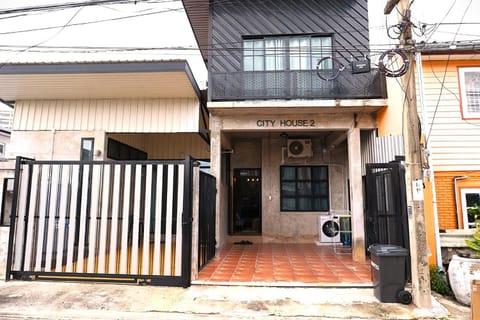 Property building, Facade/entrance, Day