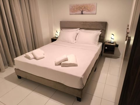 Bed, Bedroom, towels
