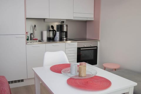 Coffee/tea facilities, Kitchen or kitchenette, Dining area