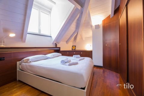 Bed, Photo of the whole room, bunk bed, towels