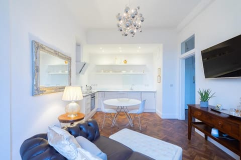 TV and multimedia, Kitchen or kitchenette, Living room