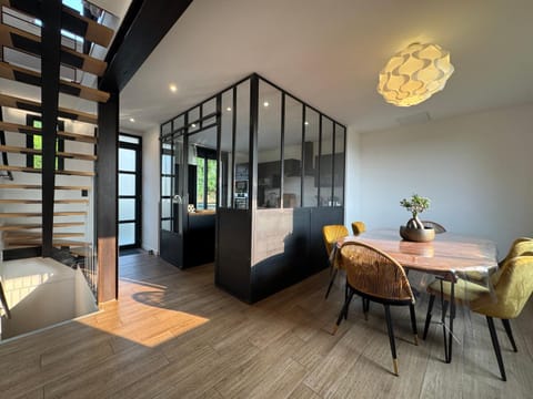 Living room, Seating area, Dining area