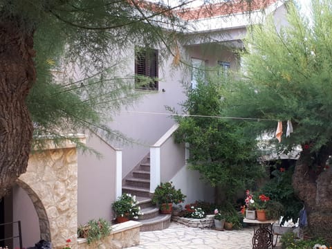 Patio, Facade/entrance
