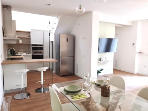 TV and multimedia, Kitchen or kitchenette, Living room, Dining area, oven, stove