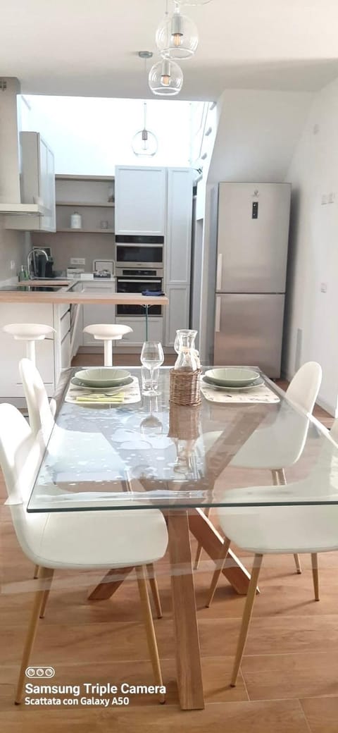 Kitchen or kitchenette, Dining area, oven, stove