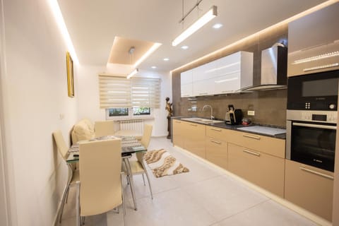 Coffee/tea facilities, Kitchen or kitchenette, Dining area, dishwasher, minibar, oven, pet friendly, stove, toaster