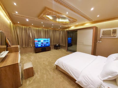 Bed, TV and multimedia, Bedroom