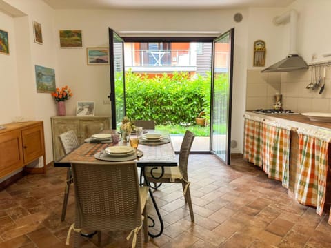Garden, Living room, Dining area, kitchen