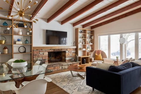 Central Ottawa Modern Retreat House in Gatineau