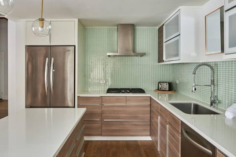 Central Ottawa Modern Retreat House in Gatineau