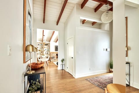 Central Ottawa Modern Retreat House in Gatineau