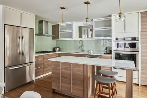 Central Ottawa Modern Retreat House in Gatineau