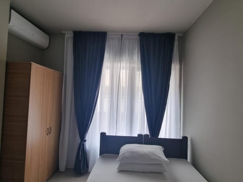Bed, Photo of the whole room, Bedroom, air conditioner