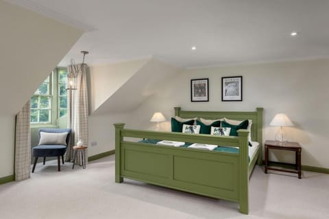 Historic Trackside Retreat, Charming Getaway House in Stirling