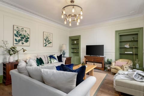 Historic Trackside Retreat, Charming Getaway House in Stirling