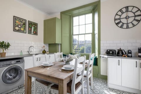 Historic Trackside Retreat, Charming Getaway House in Stirling