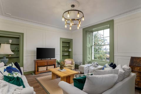 Historic Trackside Retreat, Charming Getaway House in Stirling