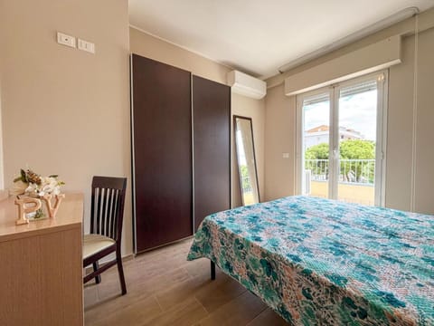 Bed, Bedroom, wardrobe, air conditioner