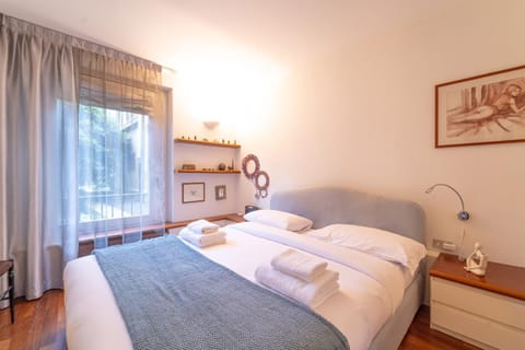 Bedroom, towels