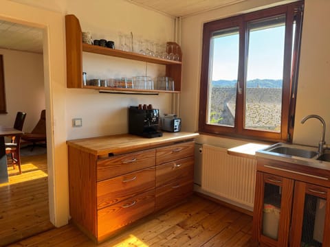 Coffee/tea facilities, Kitchen or kitchenette, Mountain view, stove, toaster