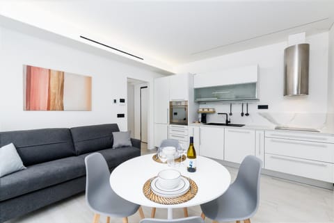 Kitchen or kitchenette, Living room, Seating area, Dining area