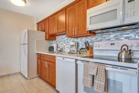 Scenic 23rd-Floor Corner Retreat with Diamond Head & Ocean Views (12305) Apartment in Waikiki Beach