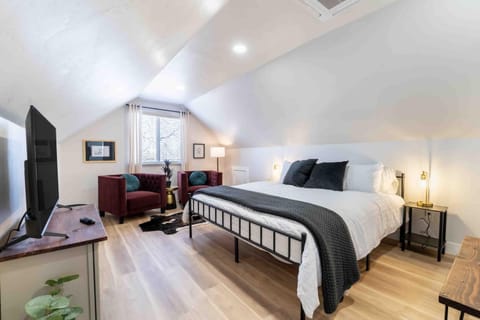 Bed, TV and multimedia, Bedroom