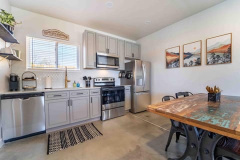 Coffee/tea facilities, Kitchen or kitchenette, Dining area, dishwasher, stove