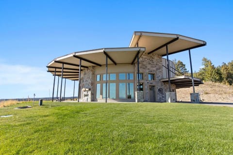 West Cabin- Yellowstone Family Retreat- Sled Hill Cabin in Idaho