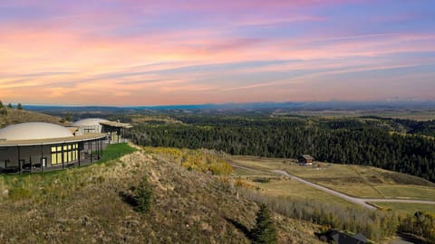 West Cabin- Yellowstone Family Retreat- Sled Hill Cabin in Idaho
