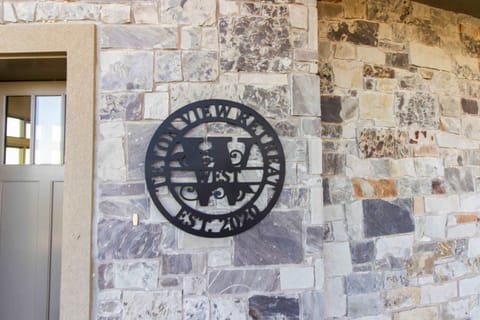 West Cabin- Yellowstone Family Retreat- Sled Hill Cabin in Idaho