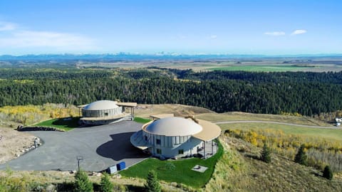 West Cabin- Yellowstone Family Retreat- Sled Hill Cabin in Idaho