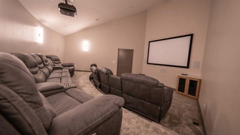 East Cabin- Yellowstone Family Retreat- Sled Hill Cabin in Idaho