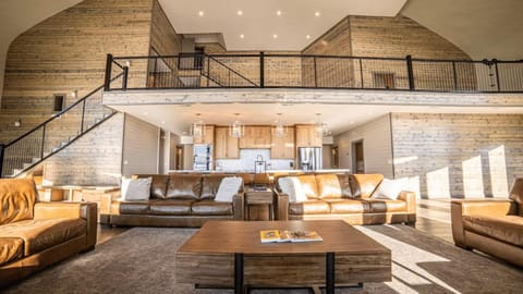 East Cabin- Yellowstone Family Retreat- Sled Hill Cabin in Idaho