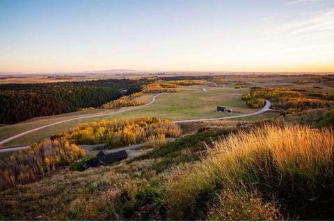 East Cabin- Yellowstone Family Retreat- Sled Hill Cabin in Idaho