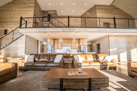 Dual Cabin- Yellowstone Family Retreat- Sled Hill Cabin in Idaho