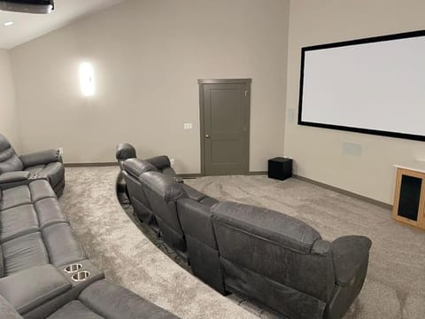 Dual Cabin- Yellowstone Family Retreat- Sled Hill Cabin in Idaho