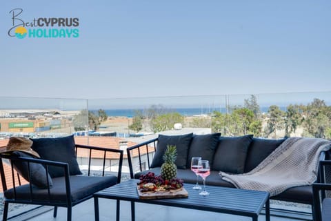 View (from property/room), Balcony/Terrace, Seating area, Dining area