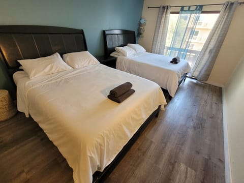 Great Location Double Queen Bed Unit Apartment in Beverly Hills