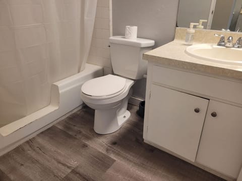 Great Location Double Queen Bed Unit Apartment in Beverly Hills