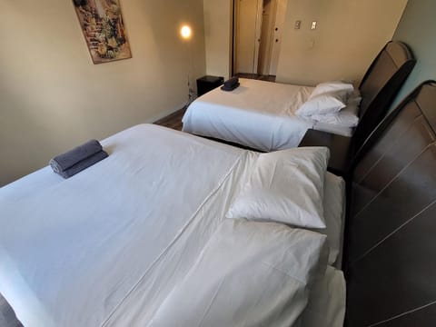 Great Location Double Queen Bed Unit Apartment in Beverly Hills