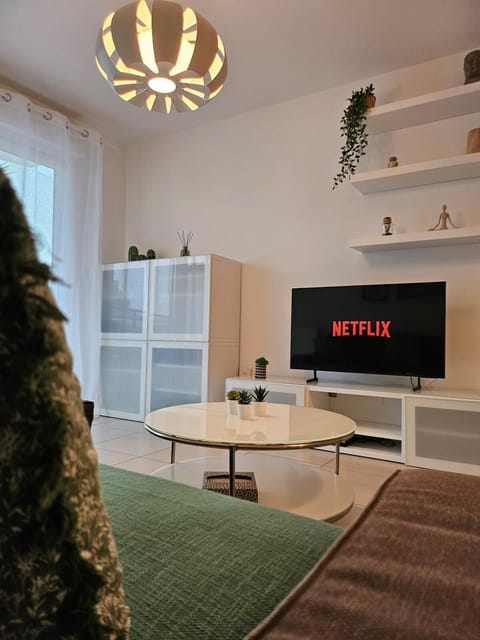 Communal lounge/ TV room, TV and multimedia, Living room, Seating area, Evening entertainment