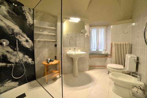 Shower, Toilet, Bathroom, bidet, towels