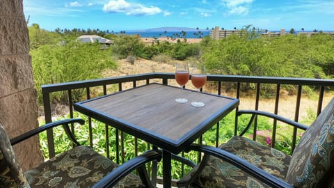 Natural landscape, View (from property/room), Balcony/Terrace, Dining area, Sea view